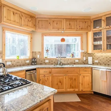 Luxurious Pioneer Lodge